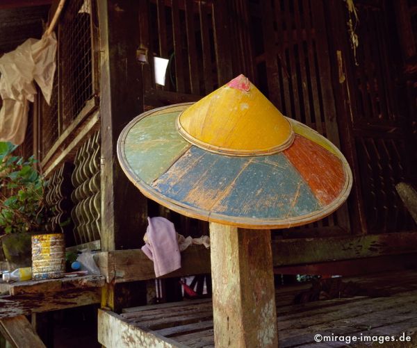 Straw hat
Hpa - an
Schlüsselwörter: Hut, bemalt, farbig bunt, idyllisch, Birma, Burma, Myanmar, SÃ¼dost Asien, Entwicklungsland, Tropen, Armut, Fernreise, Reise, Kultur, Tourismus, exotisch, touristische Attraktion, Reiseziel, 