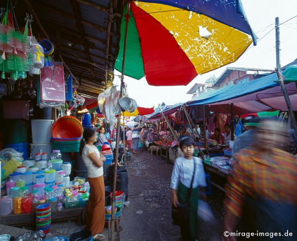 On the market
Hpa - an
Schlüsselwörter: Bewegung, bunt, farbig, Schirm, Personen, Fernreise, Reise, Kultur, Tourismus, exotisch, touristische Attraktion, Reiseziel, Birma, Burma, Myanmar, SÃ¼dost Asien, 