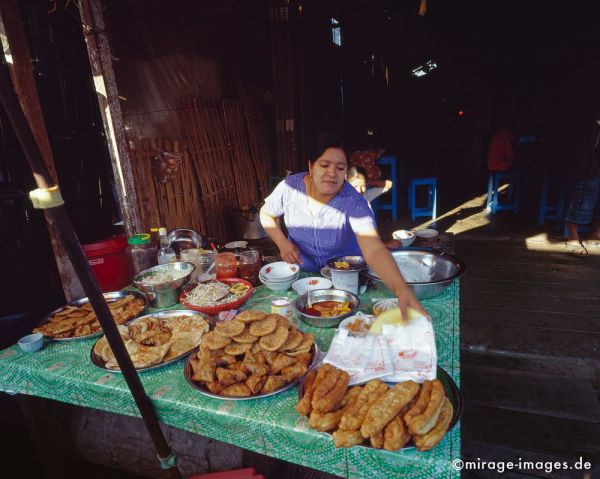 Breakfast place
Hpa - an
Schlüsselwörter: FrÃ¼hstÃ¼ck, essen, ErnÃ¤hrung, Snack, Imbiss, FettgebÃ¤ck, Personen, Fernreise, Reise, Kultur, Tourismus, exotisch, touristische Attraktion, Reiseziel, Birma, Burma, Myanmar, SÃ¼dost Asien, 