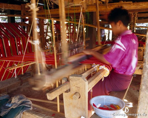 Weaving boy
Hpa - an
Schlüsselwörter: weben, Tradition, Karen, Webstuhl, Handarbeit, Kunsthandwerk, Textil, Stoff, Birma, Burma, Myanmar, SÃ¼dost Asien, Fernreise, Reise, Kultur, Tourismus, exotisch, touristische Attraktion, Reiseziel, 