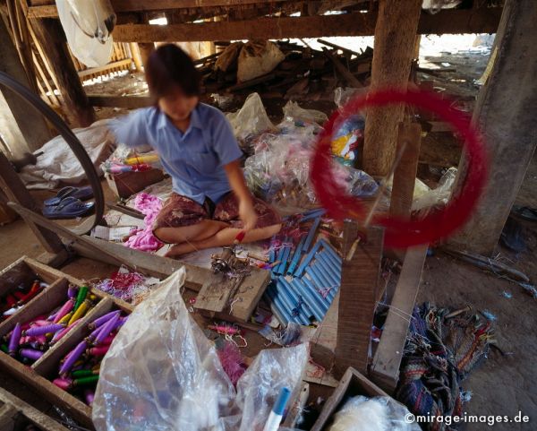 Young girl yarning
Hpa - an
Schlüsselwörter: Garn, Tradition, Karen, spinnen, Handarbeit, Kunsthandwerk, Textil, Stoff, Birma, Burma, Myanmar, SÃ¼dost Asien, Fernreise, Reise, Kultur, Tourismus, exotisch, touristische Attraktion, Reiseziel, 