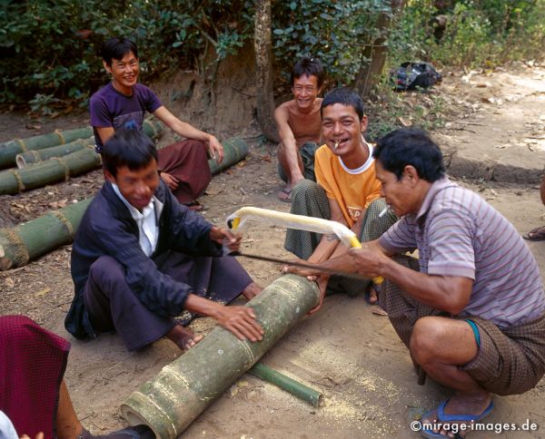 Cutting bamboo
Hpa - an
Schlüsselwörter: Arbeit, MÃ¤nner, sitzen, hocken, Karen, Handwerk, Bau, Bambus, sÃ¤gen, Personen, Birma, Burma, Myanmar, SÃ¼dost Asien, Fernreise, Reise, Kultur, Tourismus, exotisch, touristische Attraktion, Reiseziel, 