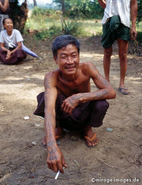 Tattoo Man
Hpa - an
Schlüsselwörter: TÃ¤towierung, Mann, sitzen, hocken, Burmese, frÃ¶hlich, entspannt, lachen, rauchen, Zigarette, Erde, Boden, Portrait, mixed1, Birma, Burma, Myanmar, SÃ¼dost Asien, Entwicklungsland, Tropen, Armut, Fernreise, Reise, Kultur, Tourismus, exotisch, 