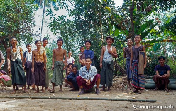 Village community
Hpa - an
Schlüsselwörter: Dorf, Personen, Handwerker, Birma, Burma, Myanmar, Südost Asien, Entwicklungsland, Tropen, Armut, Fernreise, Reise, Kultur, Tourismus, exotisch, touristische Attraktion, Reiseziel, 