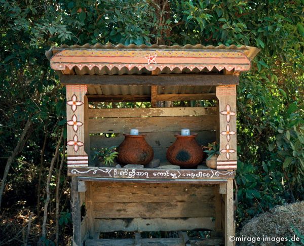 Potable water in clay jugs 
Lontha Rakhaing State
Schlüsselwörter: Trinkwasser, Ã¼berleben, Tradition, Erfrischung, Hitze, Tonkrug, heilig, Ornament, Birma, Burma, Myanmar, SÃ¼dost Asien, Reise, Kultur, Tourismus, exotisch, 