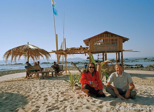 San Naing and me on dream isle
Lontha Rakhaing State
Schlüsselwörter: Birma, Burma, Myanmar, SÃ¼dost Asien, Reise, Kultur, Tourismus, exotisch, Insel, Bar, Personen, Freizeit, Urlaub, Entspannung, Sonne, Wasser, Meer, 