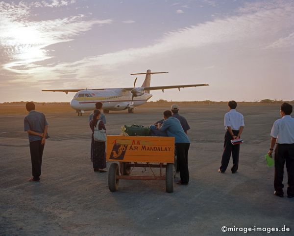 Airport
Thandwe
Schlüsselwörter: Birma, Burma, Myanmar, SÃ¼dost Asien, Tropen, Fernreise, Reise, Kultur, Tourismus, exotisch, touristische Attraktion, Reiseziel, GepÃ¤ck, Abend, Flugzeug, Abend, Passagiere,