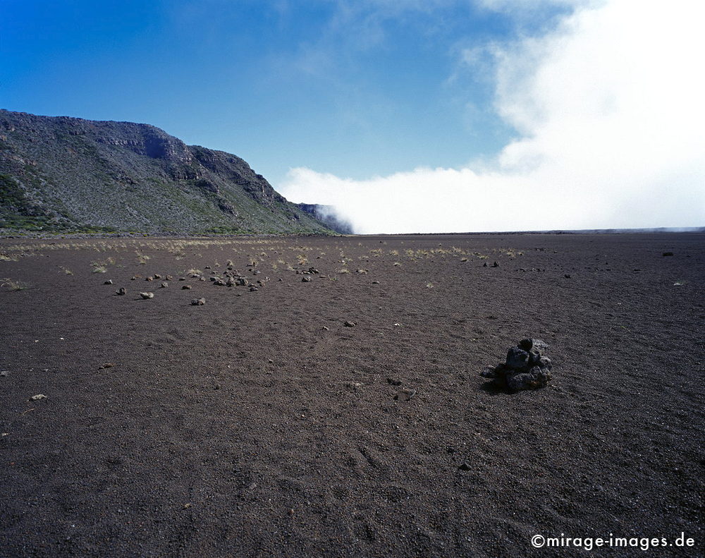 Volcanic desert
Plaines des Sables
Schlüsselwörter: Lava, Lavafeld, Sand, alt, Geologie, Wüste, einsam, Einsamkeit, Weite, Plateau, Hochebene, vulkanisch, Stein, menschenleer, Einöde, trocken, karg, Einöde, bizarr, unwirklich, Ruhe, menschenleer, Geologie, lebendsfeindlich, einsam, Einsamkeit, fragil, 