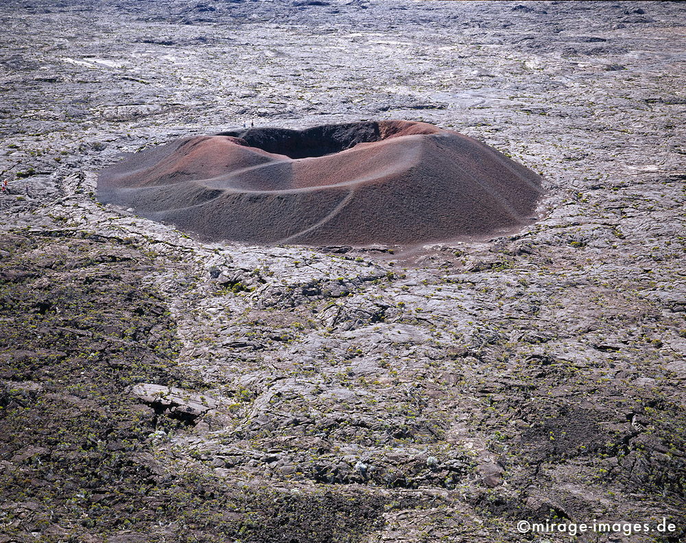 Formica LÃ©o
Piton de la Fournaise
Schlüsselwörter: Lava, Lavafeld, WÃ¼ste, einsam, Einsamkeit, Weite, Plateau, Hochebene, vulkanisch, Piton de la Fournaise, Wolken, Nebel, Stein, Krater, Vulkankrater, EinÃ¶de, trocken, karg, bizarr, unwirklich, Bruch, Ruhe, menschenleer, verlassen, Geologie, lebendsfeindl