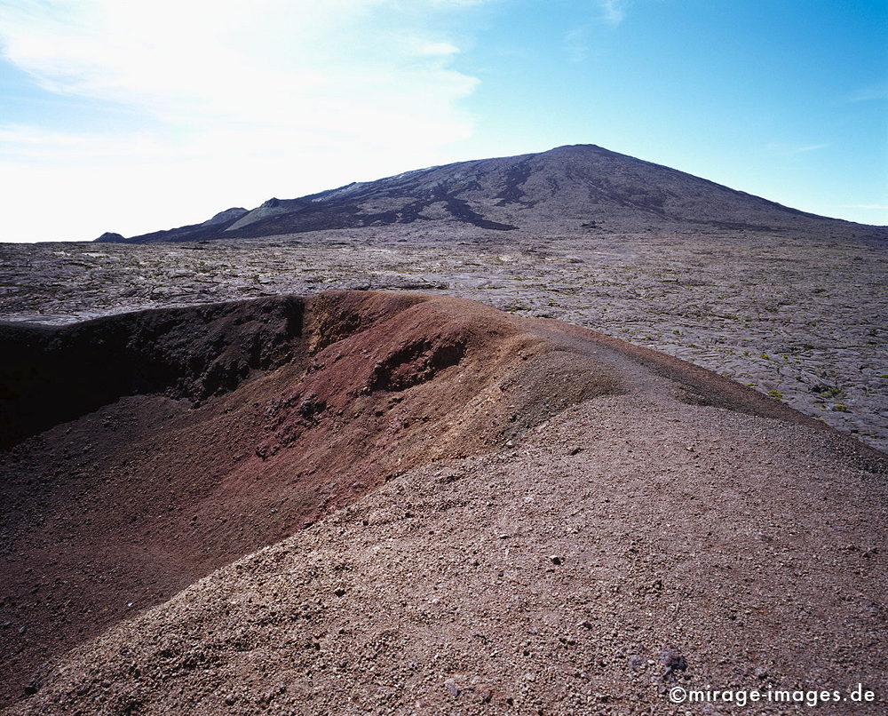 Formica LÃ©o
Piton de la Fournaise
Schlüsselwörter: Lava, Lavafeld, WÃ¼ste, einsam, Einsamkeit, Weite, Plateau, Hochebene, vulkanisch, Piton de la Fournaise, Wolken, Stein, Krater, Vulkankrater, EinÃ¶de, trocken, karg, fragil,bizarr, unwirklich, Bruch, Ruhe, menschenleer, verlassen, Geologie, lebendsfeindl