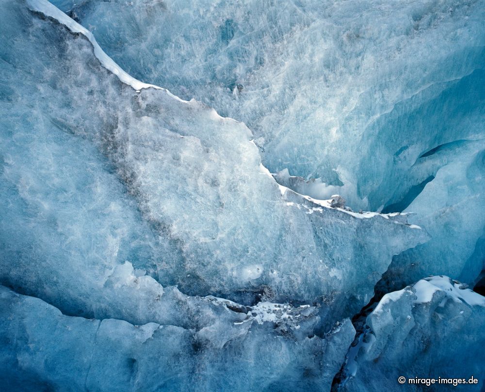 Ice Cave
Zinal
Schlüsselwörter: Gletscher, HÃ¶hle, EishÃ¶hle, blau, tÃ¼rkis, weiss, abstrakt, Form, Textur, GemÃ¤lde, Klimawandel, CO2, Temperatur, Relief, Metamorphose, Kristalle, kristallin, SÃ¼sswasser, vereist, eisig, Eis, gefroren, Schnee, Winter, KÃ¤lte, kalt, Sonne, Steine, Berge