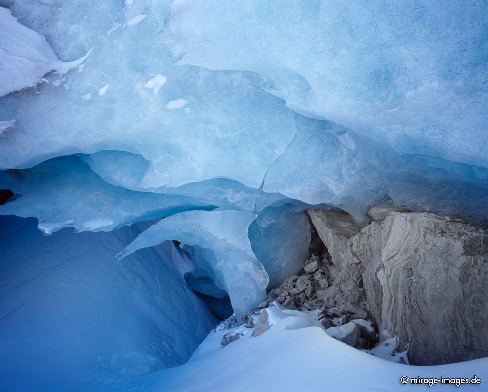 Ice Cave
Zinal
Schlüsselwörter: Gletscher, HÃ¶hle, EishÃ¶hle, blau, tÃ¼rkis, weiss, abstrakt, Form, Textur, GemÃ¤lde, Klimawandel, CO2, Temperatur, Relief, Metamorphose, Kristalle, kristallin, SÃ¼sswasser, vereist, eisig, Eis, gefroren, Schnee, Winter, KÃ¤lte, kalt, Sonne, Steine, Berge