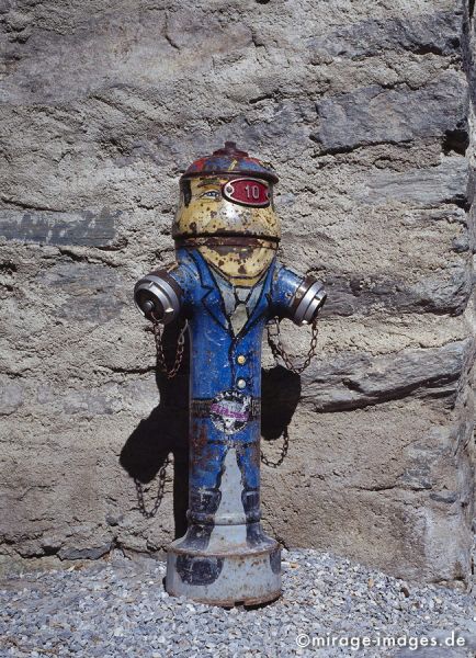 Hydrant Art
Saint Luc
Schlüsselwörter: Wasser, Feuerwehr, Hauswand, Bruchstein, Humor, Comic, Anzug, Auge, Schlips, Kragen, blau, lÃ¶schen, 