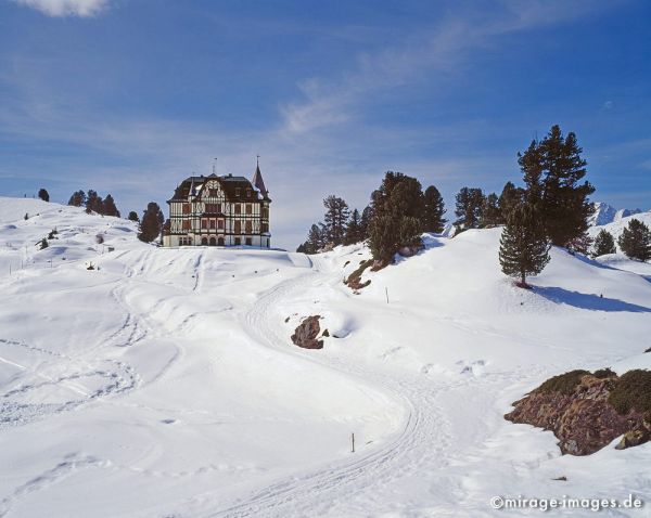 Villa Cassel
Berner Alpen
Schlüsselwörter: Eis, Schnee, Winter, KÃ¤lte, weiss, Sonne, kalt, Fels, Steine, Berge, Berg, Gebirge, wild, romantisch, rauh, ungezÃ¤hmt, Naturschutz, geschÃ¼tzt, gefroren, GebÃ¤ude, Haus, nobel, Tannen, Piste, Wintersport, 