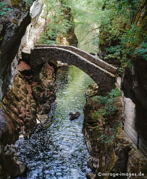 Old Stone Bridge
Val de Travers
Schlüsselwörter: Alpen, Hochland, wandern, Wanderung, BrÃ¼cke, Stein, Wasser, grÃ¼n, Fluss, Becken, fantastisch, phantastisch, Wildnis, rauh, rau, mystisch, Kulisse, romantisch, Stille, ursprÃ¼nglich, Landschaft, Steine, SchÃ¶nheit, atemberaubend, faszinierend, eindrucksv