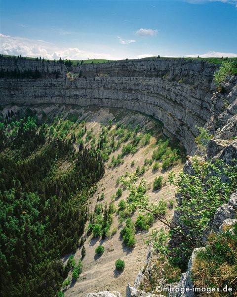 Creux-du-Van
Val-de-Travers
Schlüsselwörter: Attraktion, Ausflugsziel, highlight, Tourismus, Mont Soliat, Felsen, Felswand, Naturschutzgebiet, Landschaft, Arena, aussergewöhnlich, spektakulär, magisch, Magie, Kraftort, schroff, rauh, eindrucksvoll, rund, steil, Erosion, grandios, überwältigend, 