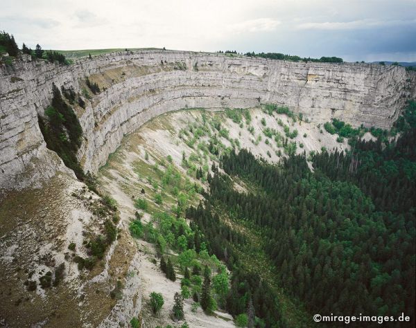 Creux-du-Van
Val-de-Travers
Schlüsselwörter: Europa, Schweiz, Alpen, Hochland, wandern, Wanderung, Neuchatel, Attraktion, Ausflugsziel, highlight, Tourismus, Mont Soliat, Felsen, Felswand, Naturschutzgebiet, Landschaft, Arena, aussergewöhnlich, spektakulär, magisch, Magie, Kraftort, schroff, rauh,