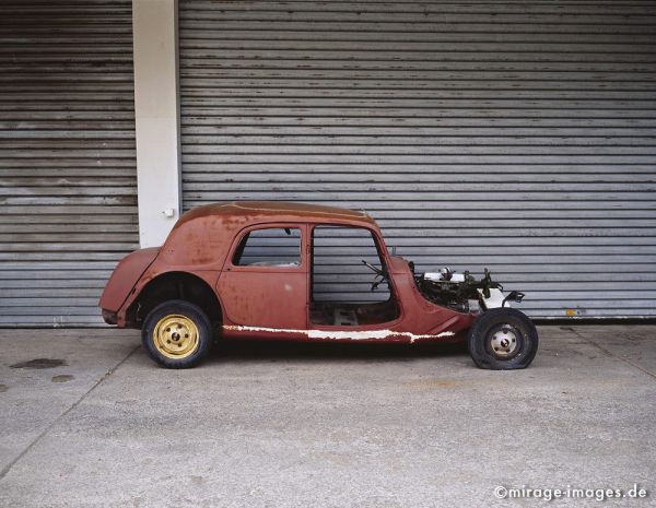 Citroen
Noiraigue
Schlüsselwörter: Oldtimer, Verfall, morbid, Zeit, Auto, Verkehr, antik, Transport, Rost, Schmutz, verfallen, pittoresk, Nostalgie, Zeitalter, historisch, Geschichte, Relikt, gebraucht, verbraucht, Automobil, alt, ausgedient, Fetisch, Wrack, Technik, Technologie, CO2,