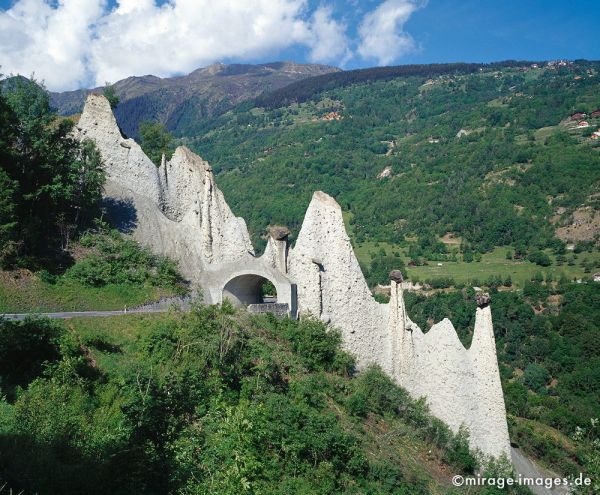 Les Pyramides d'Euseigne
Val d'HÃ©rÃ©mence 
Schlüsselwörter: Europa, Schweiz, Alpen, Hochland, wandern, Wanderung, Hochgebirge, alpin, Eringertal, Naturdenkmal, BetonmorÃ¤ne, Granitschiefer, Attraktion, POI, Tourismus, SehenswÃ¼rdigkeit, Verwitterung, Erosion, fantastisch, Ausflugsziel, highlight, Felsen, Felswand,