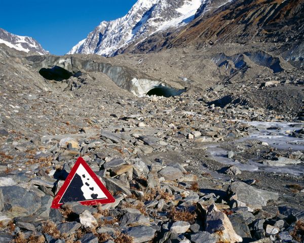 Gletschertor
LÃ¶tschental
Schlüsselwörter: EndmorÃ¤nenlandschaft Gletscher HÃ¶hle EishÃ¶hle Klimawandel CO2 SÃ¼sswasser Eis gefroren Steine Felsen wild romantisch rauh Naturschutz Natur geschÃ¼tzt natÃ¼rlich Landschaft Attraktion Sonne Himmel Steinschlag Gefahr Warnung Vorsicht Schild einsam Einsa