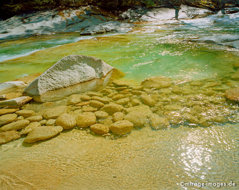 River bed
Rocky Mountains
Schlüsselwörter: Fluss, Wasser, gelb, fliessen, Ruhe, Stille, Stein, Meditation, Kunst, Entspannung, entspannen, relax, rauschen, Meditation, Wildnis, unberÃ¼hrt, frisch, klar, Bewegung, bewegen, natÃ¼rlich, Felsen, Gletscher, Schmelzwasser, Berge, Harmonie, Felsen,