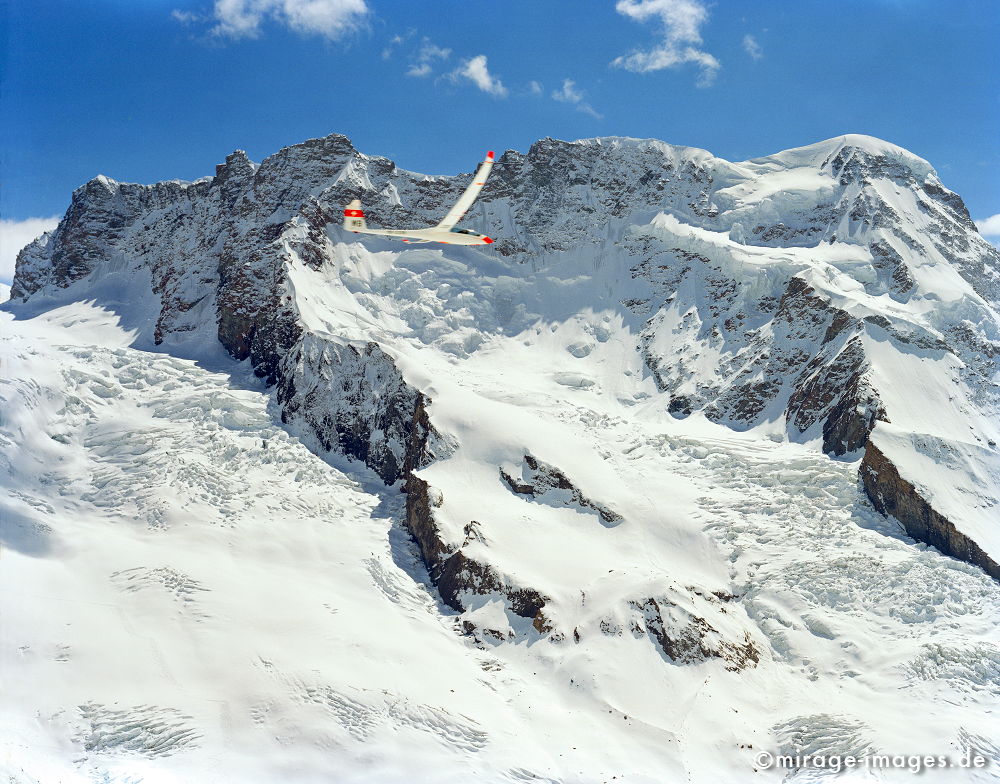 Glider near Matterhorn
Zermatt Gronergrat
Schlüsselwörter: Berge, Schnee, weiss, blau, Wolken, Himmel, Gebirge, Alpen, kalt, fliegen, Segelflugzeug, Freiheit, winter1