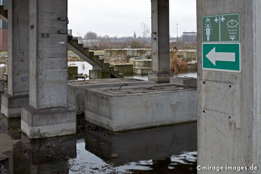 Dusche
Kokerei Kaiserstuhl
Schlüsselwörter: Ruhrgebiet, Geschichte, Industriegeschichte, Revier, Industrie, Industrieruine, Abbruch, Verfall, Erosion, Zeitalter, Industrieanlage, Standort, Strukturwandel, Endzeit, stillgelegt, Abriss, baufÃ¤llig, GebÃ¤ude, Ruine, Schilder,