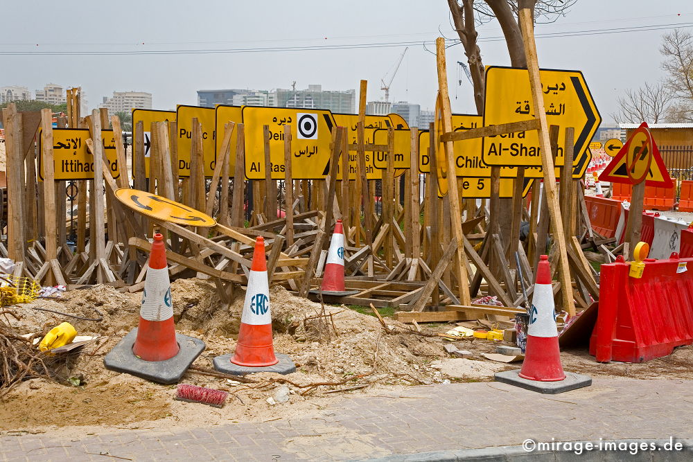 Verkehrsschilder
Dubai
Schlüsselwörter: Verkehr, Auto, Baustelle, Chaos, Verwirrung, Verkehrszeichen, Infrastruktur, Umbau, Lager