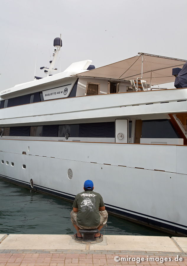 The Man and the Boat
Schlüsselwörter: international, Geschäft, Geldanlage, Investment, Globalisierung, Investor, Konsum, Tourismus, Größenwahn, Arabien, Mittlerer Osten, Wohlstand, Überfluss, Geld, Kapital, Wüste, Reise, reisen, exotisch, bombastisch, Wachstum,