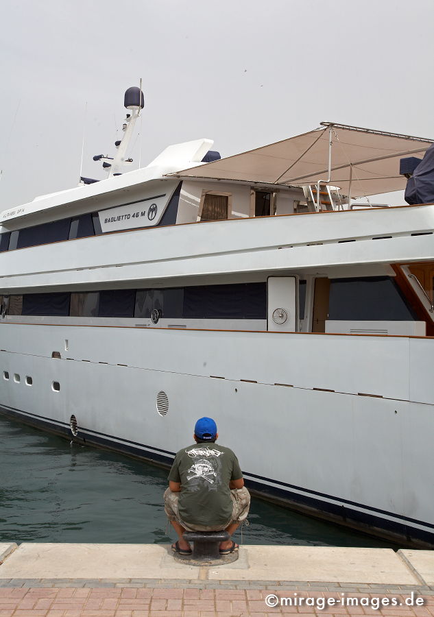 The Man and the Boat
Schlüsselwörter: international, GeschÃ¤ft, Geldanlage, Investment, Globalisierung, Investor, Konsum, Tourismus, GrÃ¶ÃŸenwahn, Arabien, Mittlerer Osten, Wohlstand, Ãœberfluss, Geld, Kapital, WÃ¼ste, Reise, reisen, exotisch, bombastisch, Wachstum,