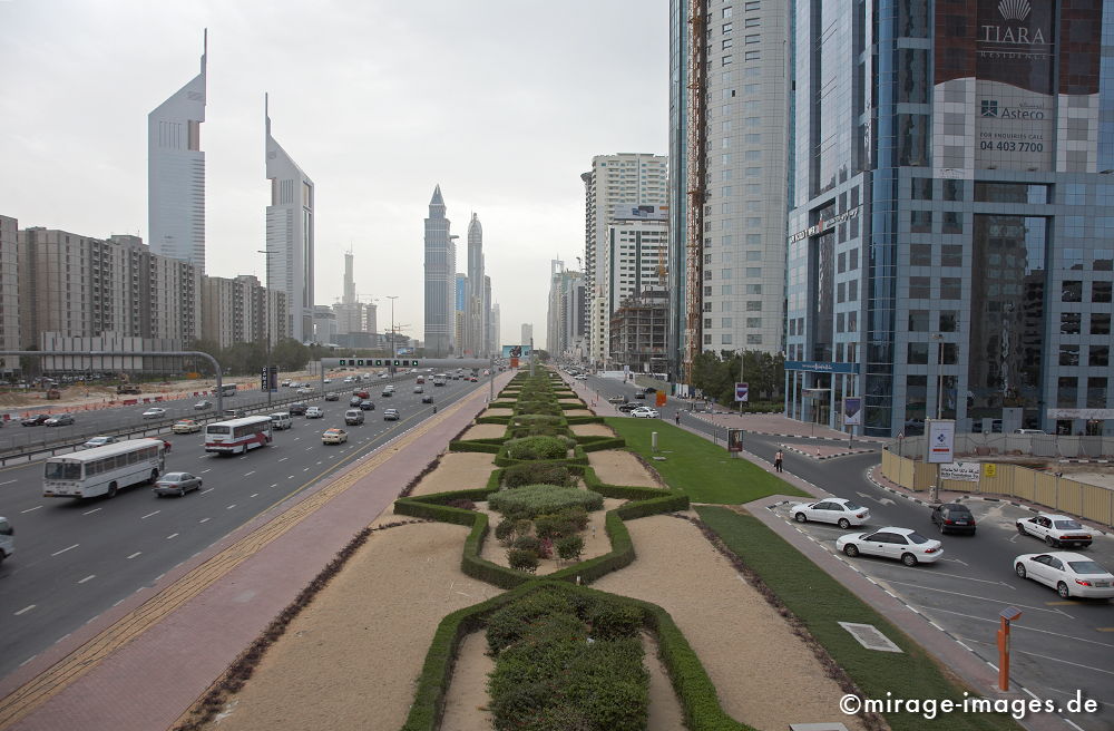 Sheikh Zayed Road
Schlüsselwörter: reich, edel, nobel, gross, riesig, gigantisch, Raum, Architektur, Konsum, Geld, Verschwendung, Boomtown, Reiseziel, Mittlerer Osten, Reichtum, Ãœberfluss, Wohlstand, Kapitalismus, Marktwirtschaft, Luxus, Infrastruktur, success, Investition, architecture1