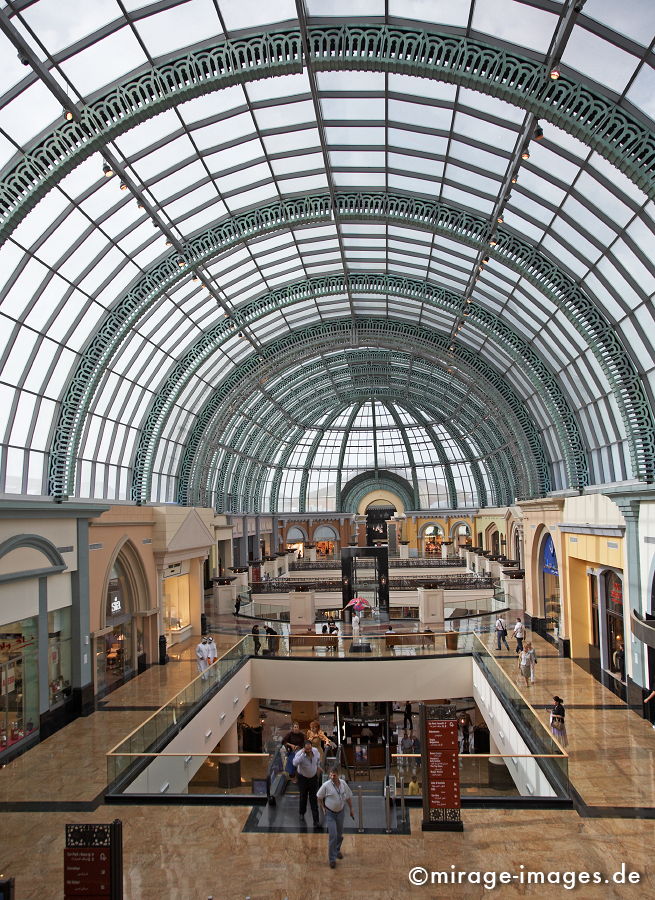 Mall of the Emirates
Shopping Mall in Dubai
Schlüsselwörter: Einkaufen, Prunk, Tempel, modern, Luxus, Halle, reich, edel, nobel, dubai1, riesig, gigantisch, Raum, Licht, Architektur, Konsum, Geld, Verschwendung, Boomtown, Reiseziel, Mittlerer Osten, Reichtum, Ãœberfluss, Wohlstand, Kapitalismus, Marktwirtschaft,