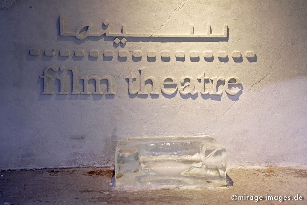 Film Theatre
Skidom Dubai
Schlüsselwörter: KÃ¤lte, Kitsch, Kontrast, kontrastreich, KuriositÃ¤t, Luxus, Nachbildung, Reiseziel, Restaurant, romantisch, Schnee, Schweiz, skurril, Touristenattraktion, Unterhaltung, unwirklich, Urlaub, VergnÃ¼gung, warm, Winter,