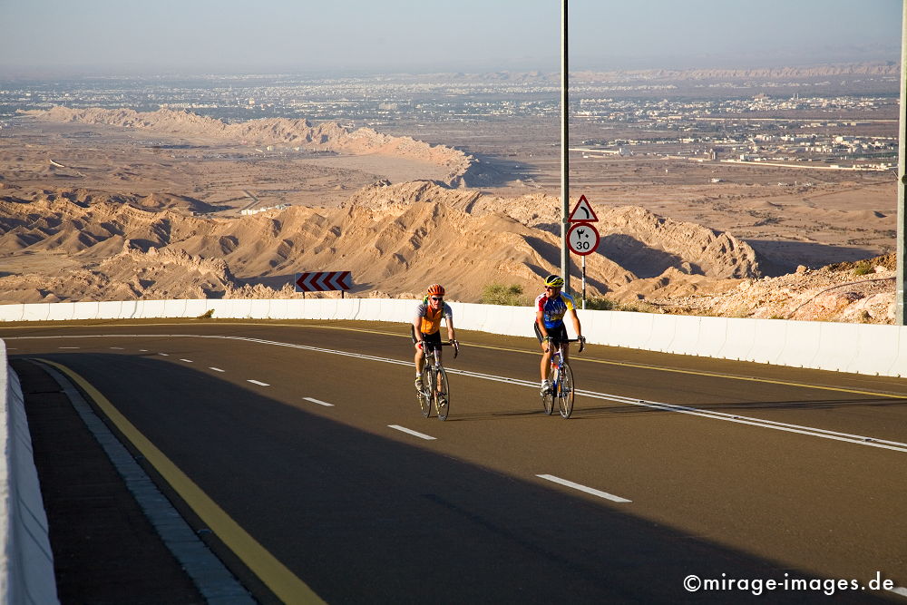 Biker
Abu Dhabi
Schlüsselwörter: Landschaft, Verkehr, Tourismus, Reise, Kurve, Krater, WÃ¼ste, Umwelt, Asphalt, Abenteuer, Exotik, schroff, rau, Felsen, Reiseziel, Mittlerer Osten, Emirates,