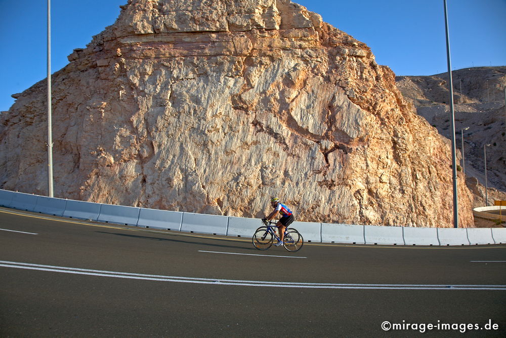 Cycling 
Jebel Hafeet Al Ain
Schlüsselwörter: Aktivität, Anstieg, Arabien, arabisch, Asphalt, Ausdauer, Ausflug, Ausrüstung, Ausstattung, Begeisterung, Berg, Berg, Einsamkeit, Enthusiasmus, Erholung, Freizeit, Freude, Freundschaft, Geschwindigkeit, gesund, Gesundheit, Hitze, radfahren,