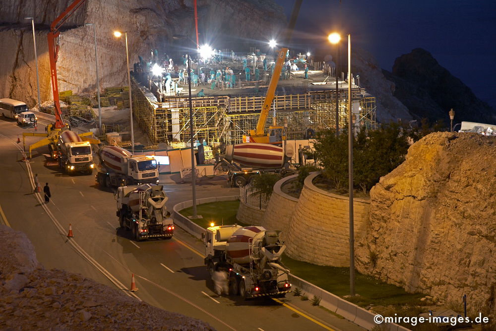 Baustelle am Jebel Hafeet
Al Ain
Schlüsselwörter: Architektur, Beton, Hochhaus, Baustelle, Arbeiter, gross, Stahl, Bauwerk, Gebäude, Ingenieurskunst, Bauarbeiter, Arbeit, Nacht, nachts, Beleuchtung, Strasse, Verkehr, Lichter, beleuchtet, Baumaschinen, Betonmischer, Fundament,