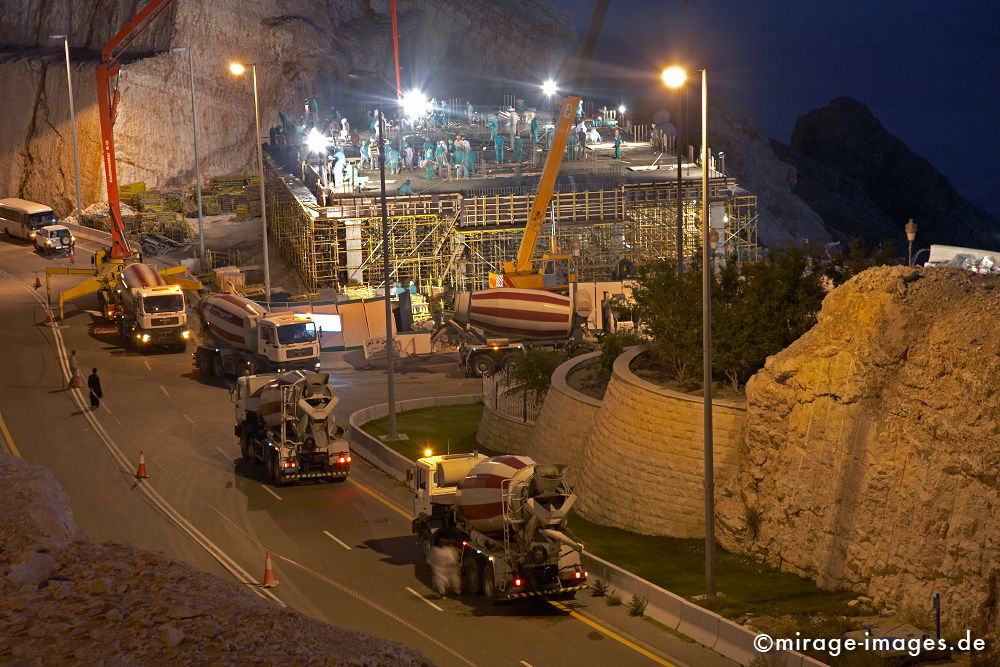 Baustelle am Jebel Hafeet
Al Ain
Schlüsselwörter: Architektur, Beton, Hochhaus, Baustelle, Arbeiter, gross, Stahl, Bauwerk, GebÃ¤ude, Ingenieurskunst, Bauarbeiter, Arbeit, Nacht, nachts, Beleuchtung, Strasse, Verkehr, Lichter, beleuchtet, Baumaschinen, Betonmischer, Fundament,