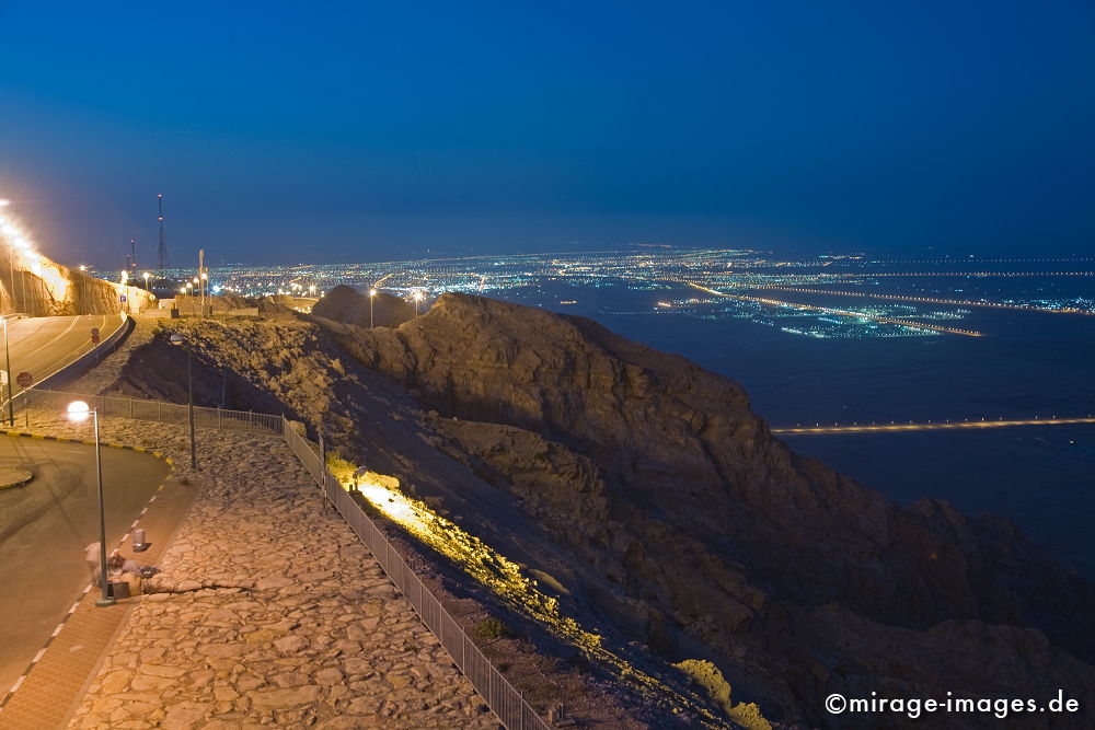 Jebel Hafeet
Al Ain
Schlüsselwörter: Landschaft, Verkehr, Umwelt, Abenteuer, Exotik, schroff, rau, Felsen, Glitzern, Licht, Lichter, Tal, Park, Freizeit, Farbe, nachts, Traum, Berg, Strasse,