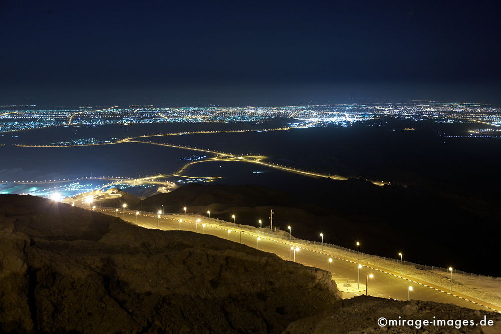 Jebel Hafeet Green Mubazzarah
Abu Dhabi
Schlüsselwörter: Landschaft, Verkehr, Umwelt, Abenteuer, nachts, Exotik, schroff, rau, Felsen, Glitzern, Licht, Lichter, Tal, Fata Morgana, Park, Freizeit, Farbe, color, nachts, Arabien, Mittlerer Osten, Wohlstand, WÃ¼ste, Reise, reisen, exotisch, Scheichtum,