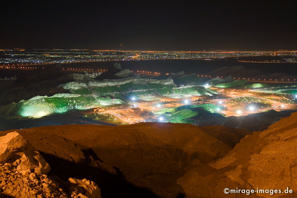 Jebel Hafeet Green Mubazzarah
Abu Dhabi
Schlüsselwörter: Landschaft, nachts, Umwelt, Abenteuer, adventure, Exotik, schroff, rau, Felsen, Glitzern, Licht, Lichter, Tal, Fata Morgana, Park, Freizeit, Farbe, color, nachts, Arabien, Mittlerer Osten, Wohlstand, Wüste, Reise, reisen, exotisch, Scheichtum,