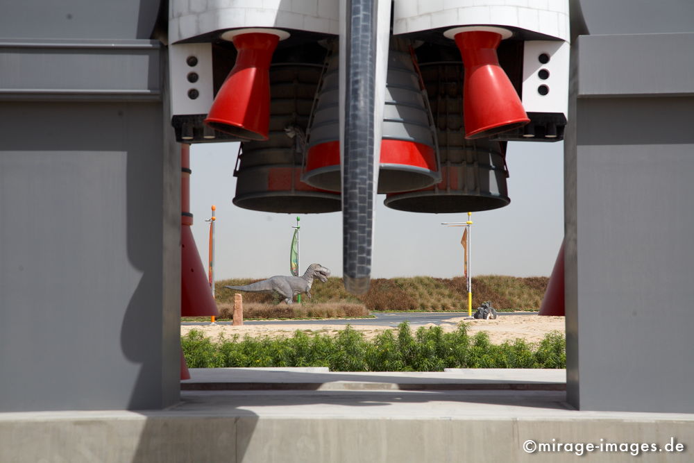 Challenger
Dubailand
Schlüsselwörter: absurd, Attrappe, Attraktion, Beton, bizarr, fliegen, imitation, Kitsch, Nachbildung, Park, Platz, Raum, skurril, Phantasie, Fiktion, Touristenattraktion, Vergnügungspark, kinderfreundlich, familienfreundlich, freundlich, Illusion, Unterhaltung,