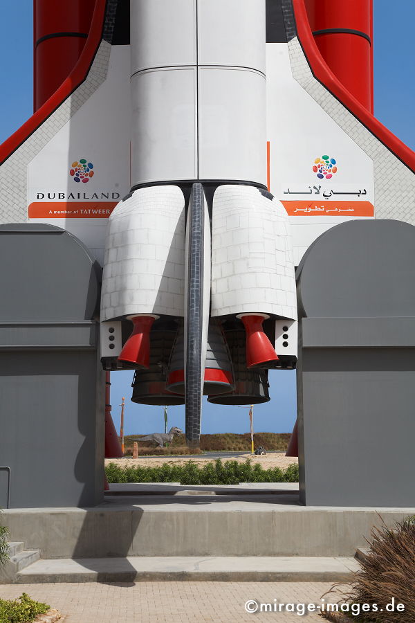 Challenger
Dubailand
Schlüsselwörter: absurd, Attrappe, Attraktion, Beton, bizarr, fliegen, imitation, Kitsch, Nachbildung, Park, Platz, Raum, skurril, Phantasie, Fiktion, Touristenattraktion, Vergnügungspark, kinderfreundlich, familienfreundlich, freundlich, Illusion, Unterhaltung,