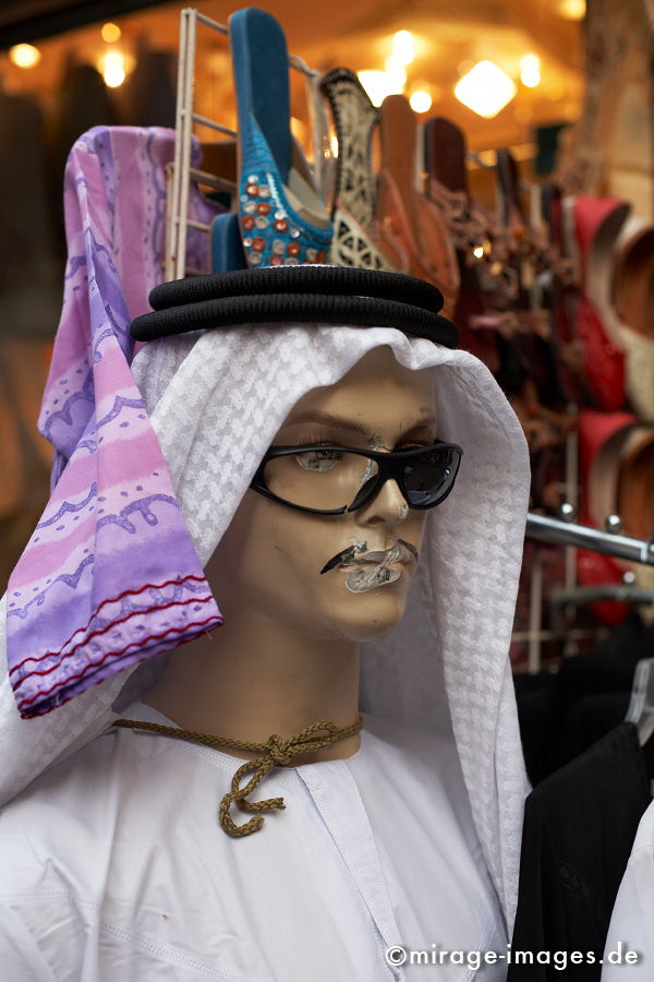 arabische Schaufensterpuppe
Deira Old Souk
Schlüsselwörter: Markt, Bazar, Kleid, Kleidung, Kleider, Kultur, Mode, Brille, Araber