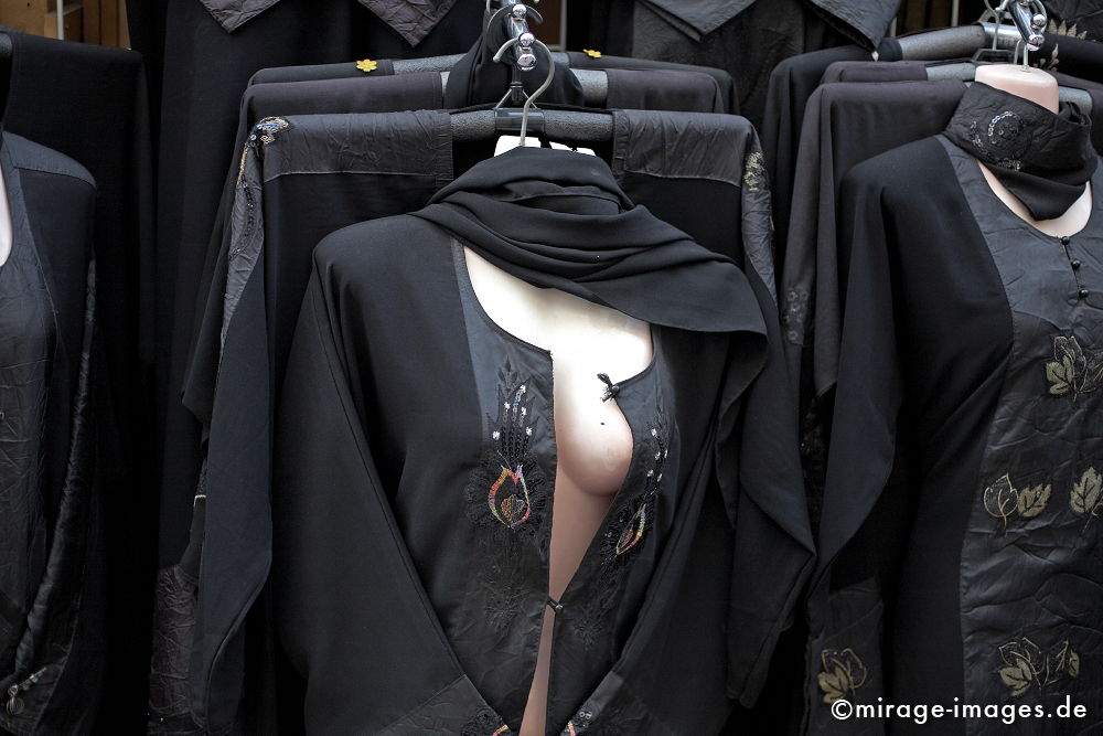 Islamische Mode
Deira Old Souk
Schlüsselwörter: Islam, Mode, verhüllt, Tradition, schwarz, arabisch, Frau, Markt, Bazar, Kleid, Kleidung, Kleider, weiblich, Kultur, züchtig, streng, keusch, hochgeschlossen, Stolz, Religion, freizügig,
