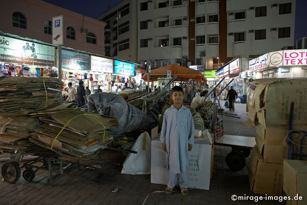 Deira Old Souk
Schlüsselwörter: children1, international, Geschäft, Geldanlage, Investment, Globalisierung, Investor, Konsum, Tourismus, Handel, Markt, Arabien, Mittlerer Osten, Wohlstand, Überfluss, Geld, Kapital, Wüste, reisen, exotisch, bombastisch, Wachstum,