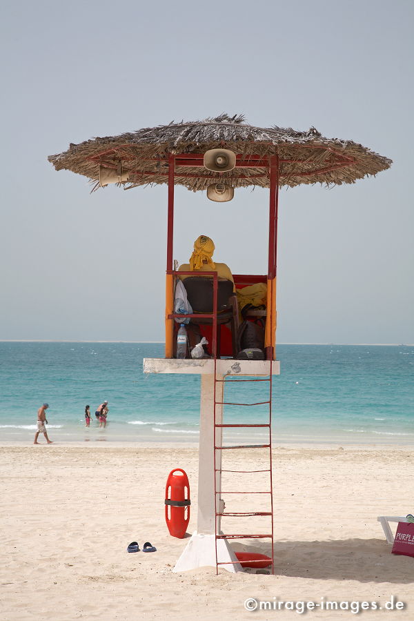 Baywatch
Dubai
Schlüsselwörter: Strandwache, Sonne, Sand, Wasser, Urlaub, schwimmen, Aussicht, Meer, baden, arabisch, Araber, Hitze, heiss, Langeweile, Erholung, hell, Strohdach, Mann, Mensch, Portrait, Sicherheit, Schutz, Rettungsschwimmer, Freizeit, Entspannung,