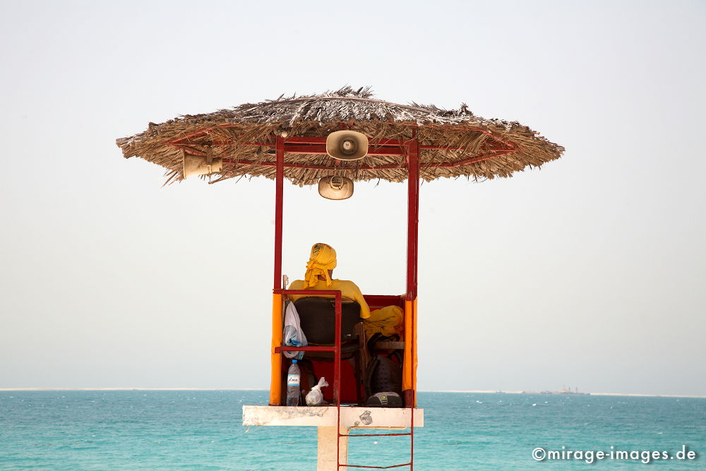 Life Guard
Jumeirah Beach Dubai
Schlüsselwörter: Strandwache, Baywatch, Sonne, Sand, Wasser, Urlaub, Tourismus, schwimmen, Aussicht, Meer, baden, arabisch, Hitze, heiss, Langeweile, Erholung, hell, Strohdach, Mann, Mensch, dubai1
