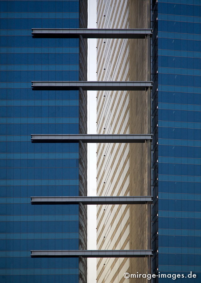 Steel and blue Glass
Dubai
Schlüsselwörter: Architektur. Boomtown, Beton, Hochhaus, Macht, StÃ¤rke, Einfluss, Geld, Marktwirtschaft, Kapitalismus, High tech, dubai1