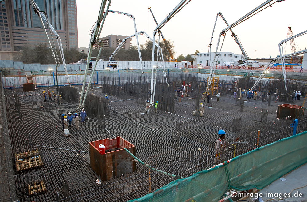 Fundamentherstellung zum Al Durrah Tower
Dubai
Schlüsselwörter: Architektur, Boomtown, Beton, Hochhaus, Macht, StÃ¤rke, Einfluss, Geld, Baustelle, Arbeiter, gross, riesig, gigantisch, Stahl, Baukran, Kapitalismus, Marktwirtschaft, GroÃŸstadt, Lichter, Erfolg, Investition,