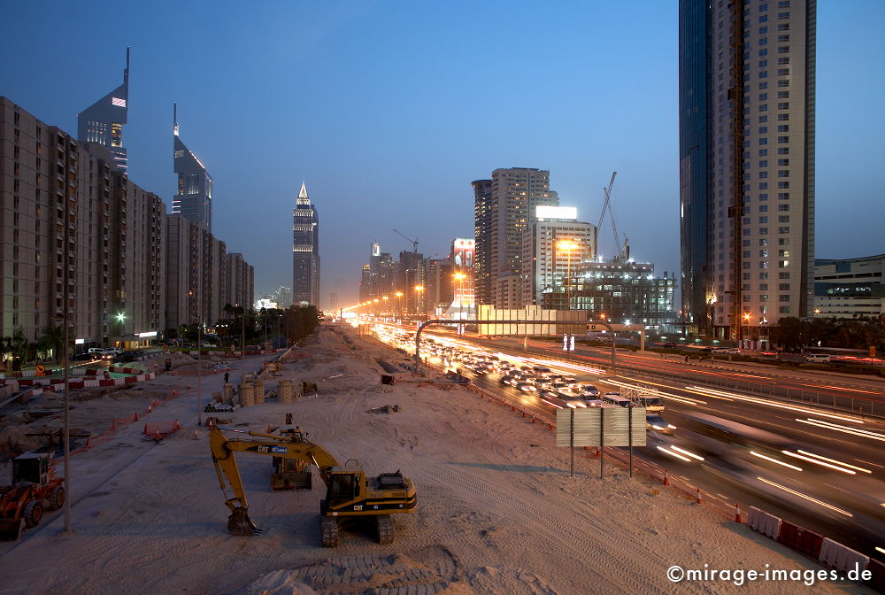 Sheikh Zayed Road at Night
Dubai
Schlüsselwörter: Architektur, Boomtown, Beton, Hochhaus, Macht, StÃ¤rke, Einfluss, Geld, Baustelle, Arbeiter, gross, riesig, gigantisch, Stahl, architecture1, Kapitalismus, Marktwirtschaft, GroÃŸstadt, Lichter, Erfolg, architecture1,